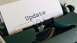 Instagram Updates-Ein Blatt Papier in der Schreibmaschine, mit dem Wort "Update"