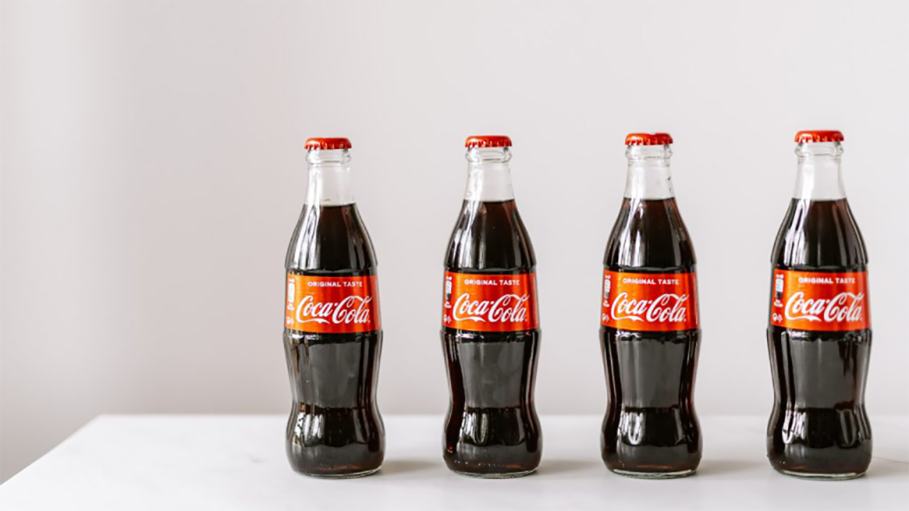 Content Marketing Best Practice- Vier Flaschen Coca Cola stehen auf dem Tisch