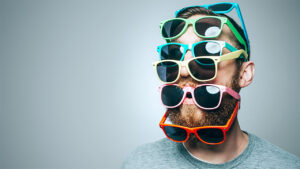 Mann mit bunten Sonnenbrillen-Marketing Trends